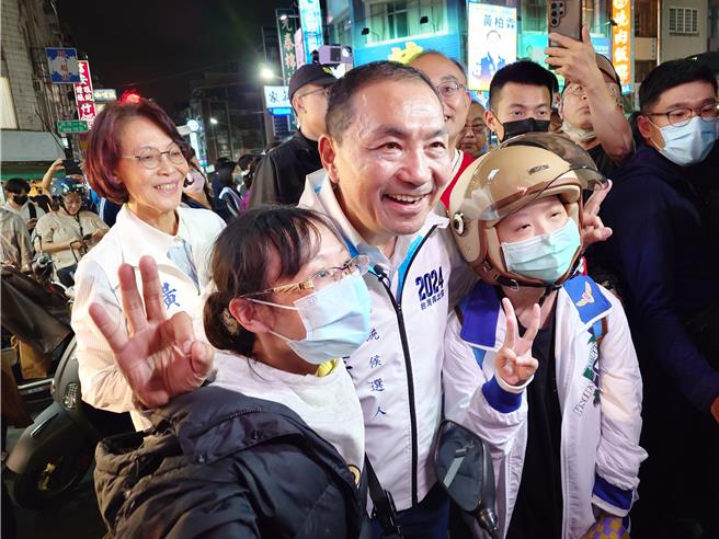 侯友宜展现亲和力，一一与支持者合影留念。（任义宇摄）