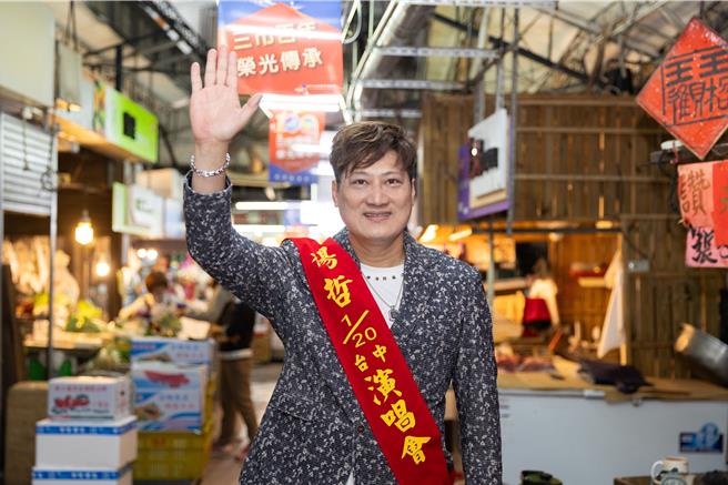 杨哲日前跑遍台中6个市场，热情与民眾互动，为演唱会催票。（豪记唱片提供）