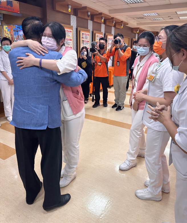 宋楚瑜前往彰化员荣医院，与总院长张克士及护理长杨雅慧交流，获现场护理师热情拥抱。(戴志扬翻摄)