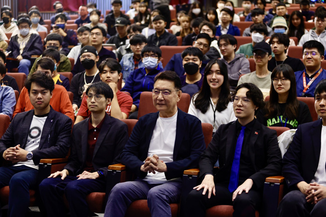 政大学生会13日邀请国民党副总统参选人赵少康出席「政治进入大学2.0 青年与副总统候选人座谈」活动，与青年学生对谈。（陈信翰摄）