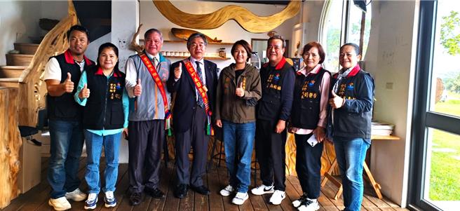 日本九州大分县九重町长日野康志（左四）今天率领团队到访花莲县丰滨乡，由乡长邱福顺（左三）及公所团队热情接待。（丰滨乡公所提供／罗亦晽花莲传真）