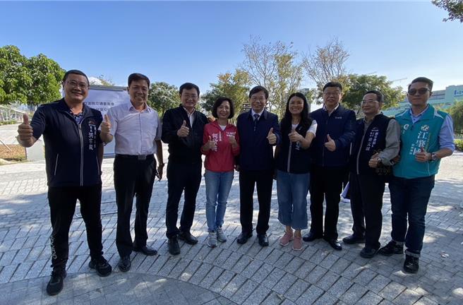 交通部長王國材（中）13日陪同立法院交通委員會考察台鐵台中新站，他表示，台鐵公司化會更有彈性，將加速土地活化閒置空地。（立委何欣純提供／陳淑芬台中傳真）