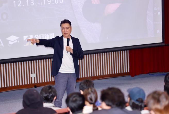 政大学生会13日邀请国民党副总统参选人赵少康出席「政治进入大学2.0 青年与副总统候选人座谈」活动，与青年学生对谈。（陈信翰摄）