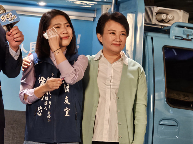 「蓝营空战小天后」国民党立委候选人徐巧芯今（13）日举办户外街讲活动，台中市长卢秀燕专程北上力挺，谈到被执政党视为「眼中钉」，徐忍不住落泪，卢立刻将徐搂住不断安慰，展现「蓝营一姐」的温暖。（读者提供）