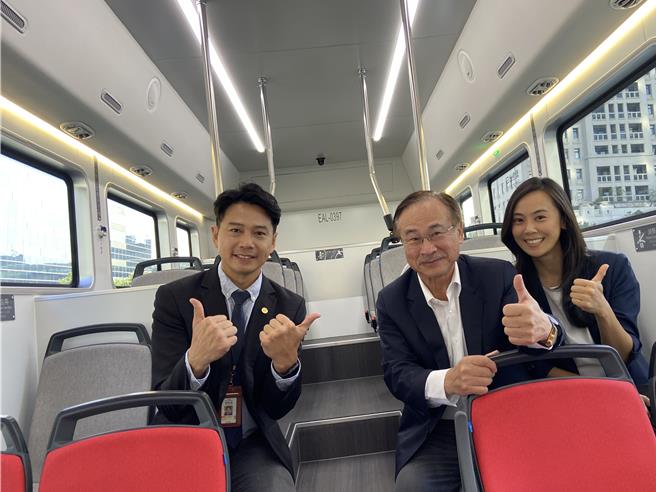 台中客运添购5辆Ｍodel T电动公车，下周三起行驶307路，台中市交通局长叶昭甫（左一）与首都客运集团总裁李博文（右二）13日亲自开箱。（张亦惠摄）