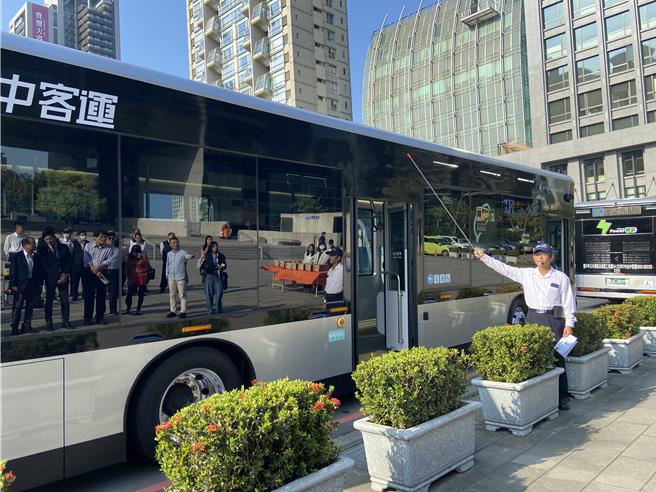 台中客运添购5辆Ｍodel T电动公车，13日正式亮相，下周三起将行驶307路。（张亦惠摄）