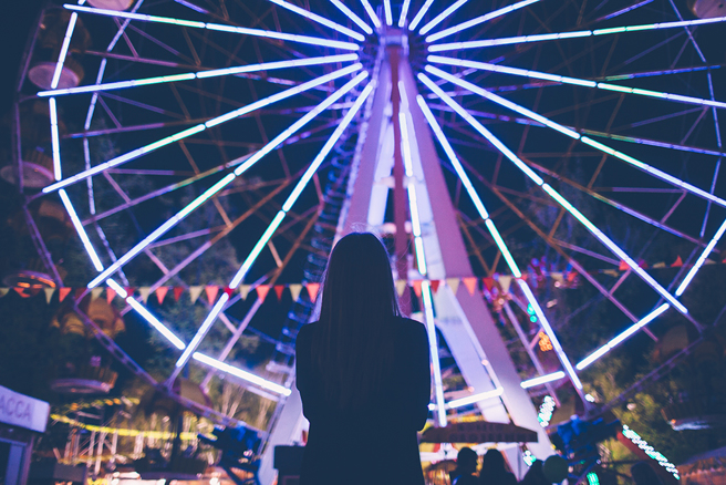 一對男女在台中的摩天輪上拍攝啪啪片，男主被網友譏諷「快槍俠」。（示意圖／達志影像）