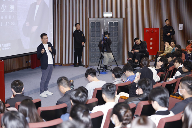 政大學生會13日邀請國民黨副總統候選人趙少康出席「政治進入大學2.0 青年與副總統候選人座談」活動，與青年學生對談，吸引許多年輕學子參與。（陳信翰攝）