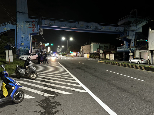 新北市三芝区淡金公路与浅水湾街口，晚间发生严重车祸。（警方提供）