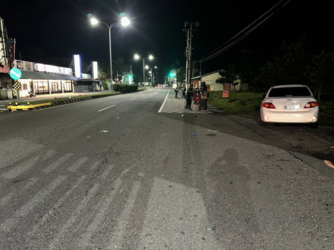 新北市三芝区淡金公路与浅水湾街口，晚间发生严重车祸。（警方提供）