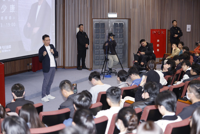 政大學生會13日邀請國民黨副總統候選人趙少康出席「政治進入大學2.0 青年與副總統候選人座談」活動，與青年學生對談，吸引許多年輕學子參與。（陳信翰攝）
