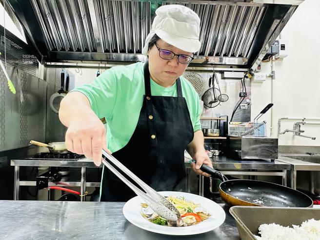 从事财务工作近25年的黄瑞琴，为了健康及家人因素，决定学中西餐职训转职，与家人创业。图/桃竹苗分署提供