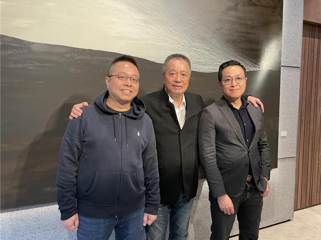 大隐开发董座张裕能(中)首度与二代张杰(左)、张骏(右)公开亮相，联手打造转战轻奢小豪宅代表作「大隐青后」。图／蔡惠芳