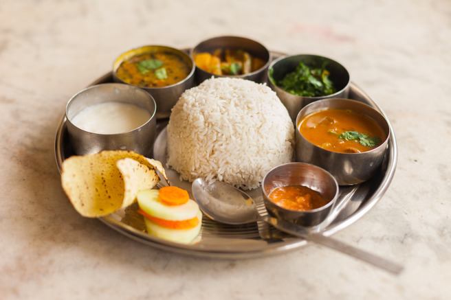 Dal Bhat是尼泊尔的一种传统食品，可以一直添加菜与饭到人撑不下为止。（示意图／shutterstock）