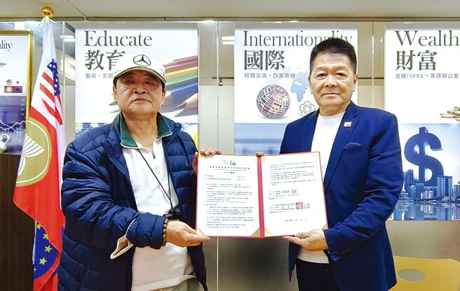 劉意川總會長（右）日前和資深藏家陳德龍（左）正式簽約，期望建構一個讓文物愛好者們共享、學習和交流的新興平台，使歷史光輝得以在此延續。圖／國會與國家產業全球發展促進會提供