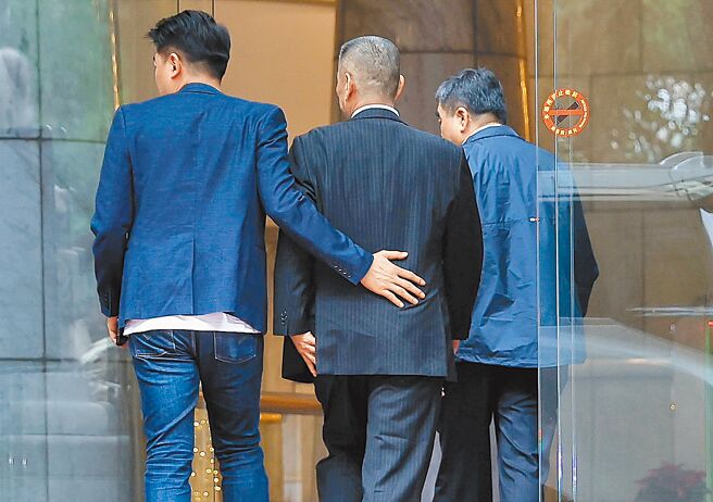 前立法院长王金平12日于台北宏国敦北大楼宴请国民党人士，前云林县长张荣味（右一）前来于会。（陈俊吉摄）