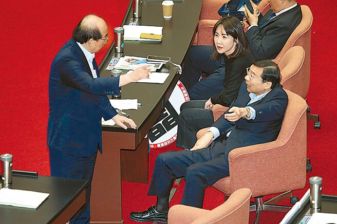 因抹红案争议，民进党团总召柯建铭（左）急与国民党团总召曾铭宗（右）沟通、并道歉。（姚志平摄）