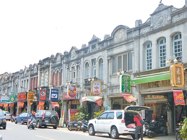 新化老街今年3月15日启动科技执法，取缔路边临停超过3分钟车辆，上路不到1个月，罚单破千张，4月4日起暂缓实施，现已喊卡。（本报资料照片）