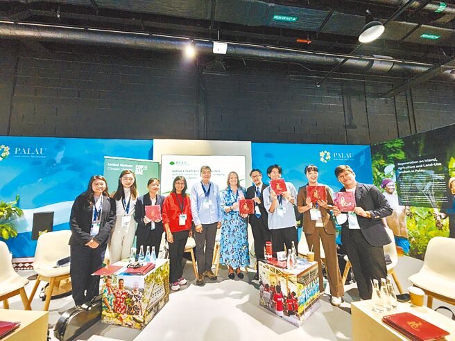 国泰金控举办「国泰青年领袖气候论坛」，由总经理李长庚（左五）担任开场引言人，邀请包括台湾青年气候联盟及来自亚洲与欧洲等7个国家的青年气候领袖代表，共同讨论如何应对气候剧变。（国泰金控提供╱洪凯音台北传真）