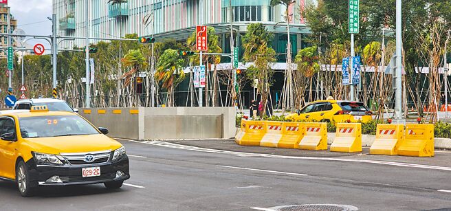 台北大巨蛋在光復南路開闢地下停車場出入車道，外界擔憂未來啟用後車流會造成路段交通壅塞。（黃敬文攝）