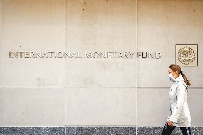 国际货币基金组织（IMF）警告，在俄乌衝突和中美紧张下，世界经济分裂导致的损失，可能达全球生产总值（GDP）的2.5％至7％。（新华社）