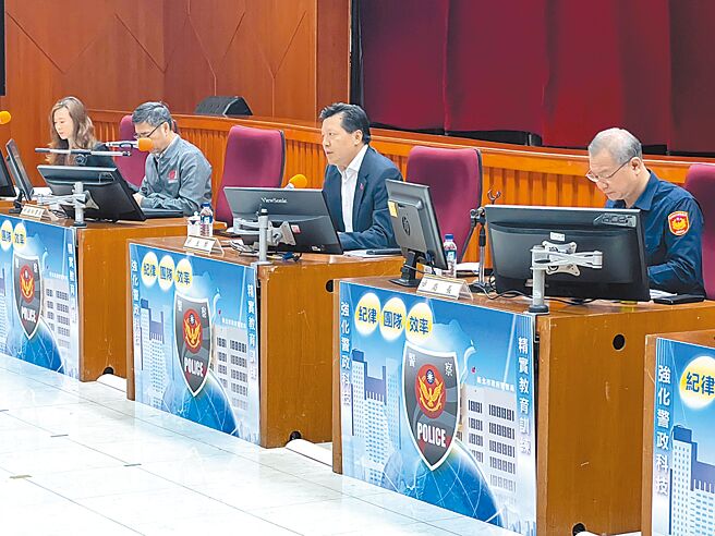 新北市副市長朱惕之（右二）12日至警察局主持12月治安會報。（王揚傑攝）