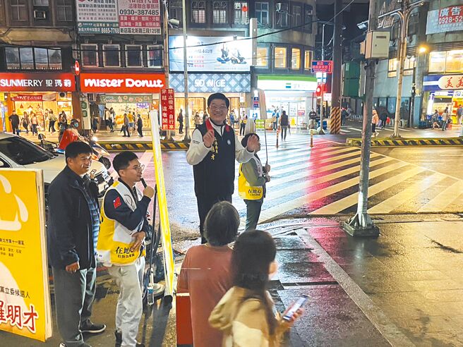 国民党新北市十一选区立委参选人罗明才（后排右二）每日皆会至重要路口、捷运站向选民拜票、发送竞选小物，期盼选民选出正确的人。（高钧麟摄）