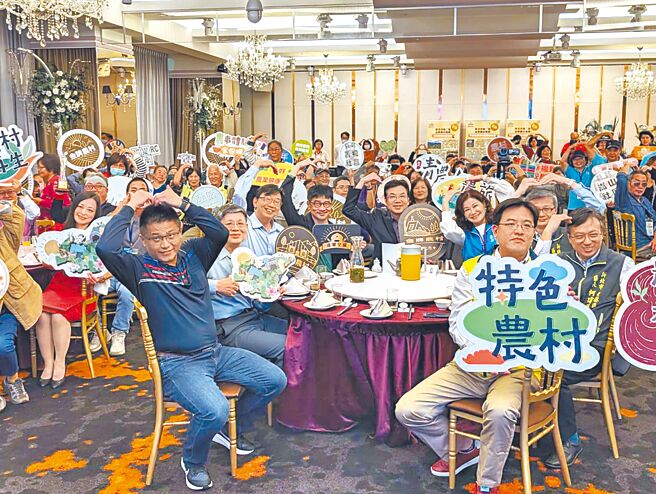 新北市第三屆金牌農村競賽12日舉行頒獎典禮，三芝關懷社區協會、平溪區紫東社區發展協會、龍安社區發展協會獲得金牌殊榮。（高鈞麟攝）