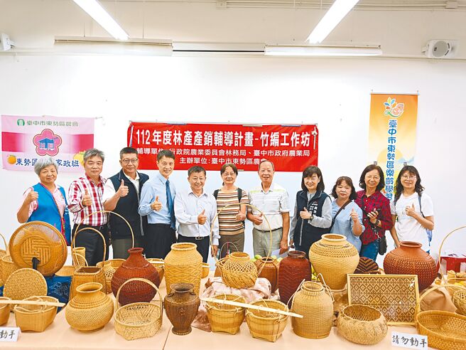 台中市农业局为鼓励农村妇女、青年农民培养第二专长，12日在东势客家乐活园区举办「梨飨东势．乐活柿桔」成果展。（台中市农业局提供／陈淑娥台中传真）