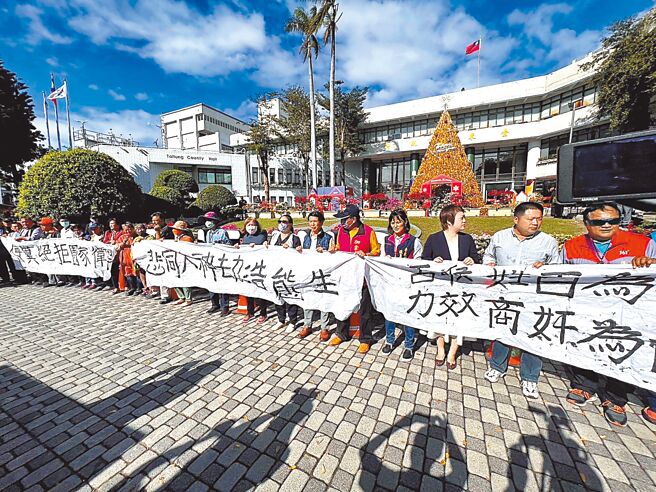 近百名來自台東縣海端鄉加拿村、關山鎮月眉里及鹿野鄉瑞豐村居民，12日赴台東縣政府陳情並遞交連署書，堅決反對後山堆肥廠營運。（蕭嘉蕙攝）