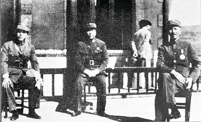 西安事變主角蔣中正（右）、張學良（左）及楊虎城（中）在事變發生前合影。（本報資料照片）