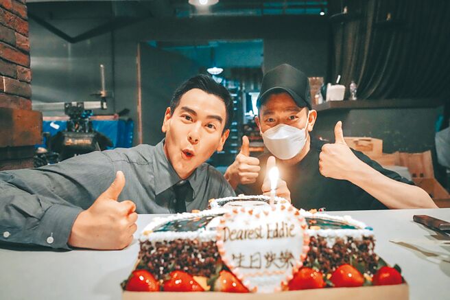 刘德华（右）在《潜行》片场端出蛋糕帮彭于晏庆生。（华映提供）