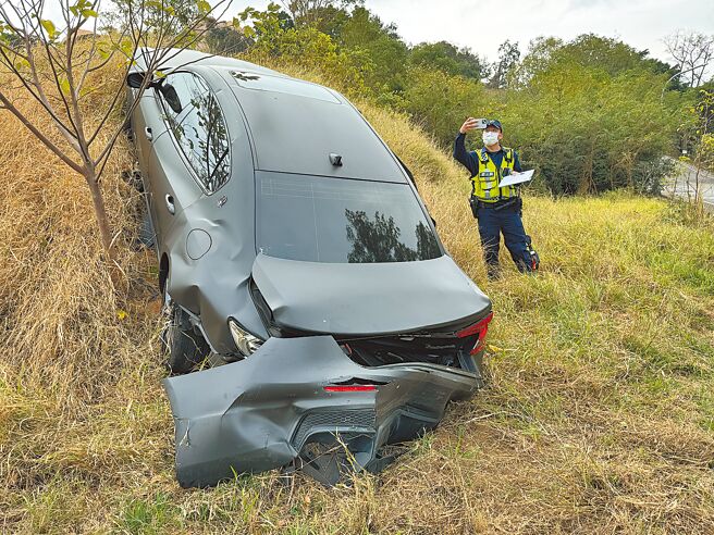何潤東12日驚傳開車遭追撞，價值700多萬元的瑪莎拉蒂Q4愛車整輛被撞得飛上一旁小山坡，車尾嚴重損毀。（于家麒攝）