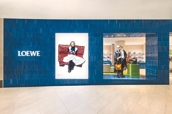 Loewe台北微風本館專門店外觀，磁磚均是手工上色，呈現不同的質感。（Loewe提供）