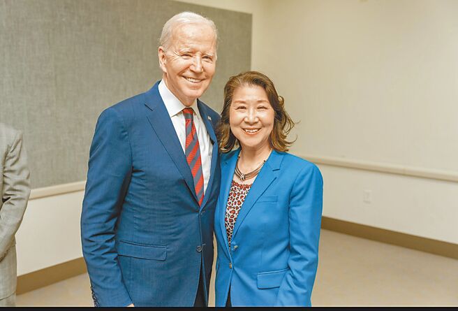 拜登總統來慰問，謝謝舞星老闆梁卓對社區的貢獻。（梁卓提供）