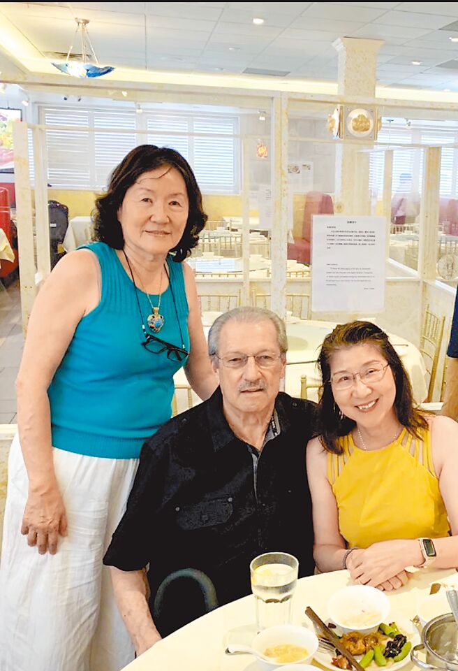 由左到右：作者、退休警察傷者吉姆、舞星主人梁卓。（邱瀟君提供）