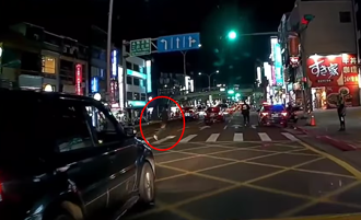 行人「急衝斑馬線闖紅燈」救車！ 駕駛無奈：不知哪天會煞不住
