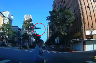 「帝王」又闖紅燈！她見來車急煞禮讓   「趾高氣揚」甩頭走人