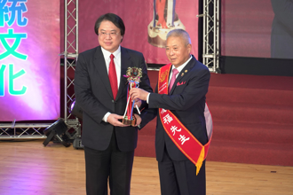 苏庆福行善18年捐款逾1亿  醒吾杰出校友当选好人好事代表