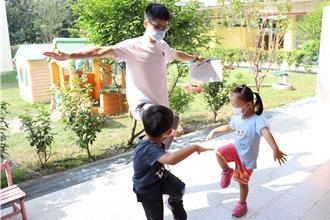 疫情戴口罩少互動 語言情緒遲緩兒比例升