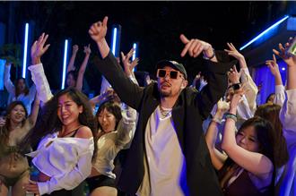 熱狗摟50位辣妹徹夜狂歡 驚見「頑童」大淵也在場