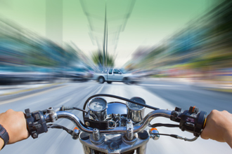 彰化男與鄰居有糾紛竟騎車尾隨 衝撞他7次還潑侵蝕性液體