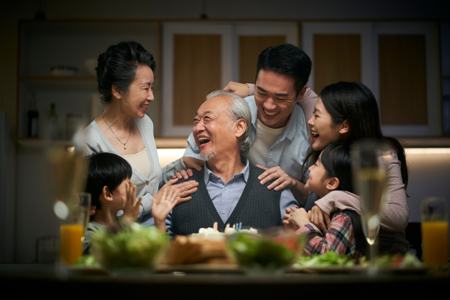 美国密西根大学最新研究成果显示，生养特定人数子女，对于延长预期寿命有利。（示意图／Shutterstock）