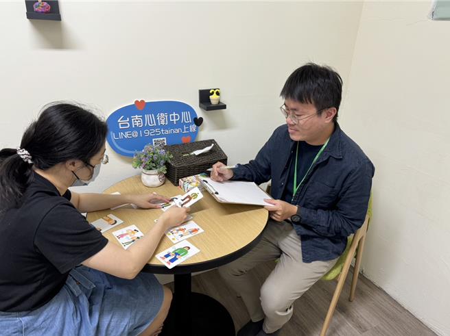 若感到壓力大，無法自行排解時，台南市政府衛生局提供一年2次免費心理諮商服務，讓專業人員來協助。（台南市政府衛生局提供／張毓翎台南傳真）