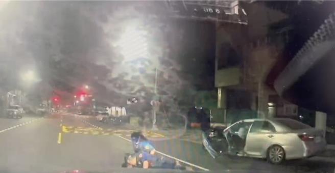 游男開車自撞後還想逃，立刻遭特勤警壓制。（翻攝照片／洪靖宜高雄傳真）