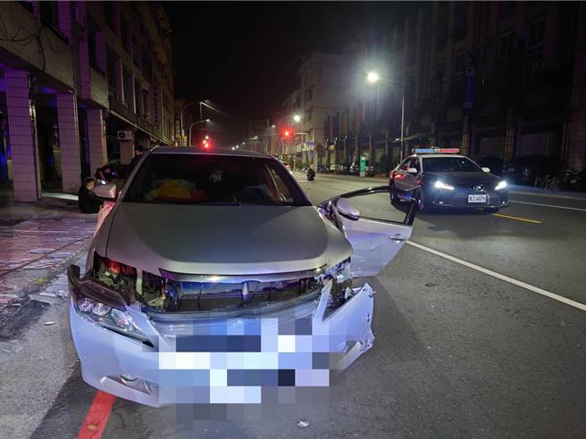 游男開車自撞後還想逃，立刻遭特勤警壓制。（翻攝照片／洪靖宜高雄傳真）
