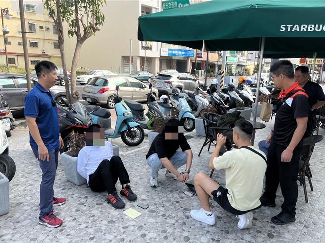 台南市善化警分局前天（12日）晚間在新市區查獲戴男（左二）、張男（左三）2名詐騙車手。（讀者提供／張毓翎台南傳真）