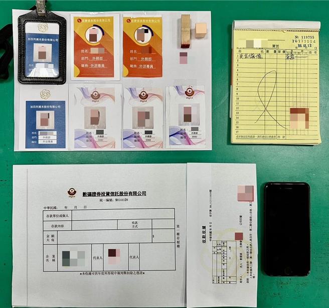警方查扣工作證、收據、手機、印章等犯罪工具。（讀者提供／張毓翎台南傳真）