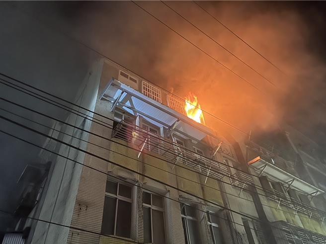 13日晚間基隆市信義區一處民宅發生大火，所幸當時屋內沒人，但讓不少附近民眾很緊張。（翻攝照片／張志康基隆傳真）