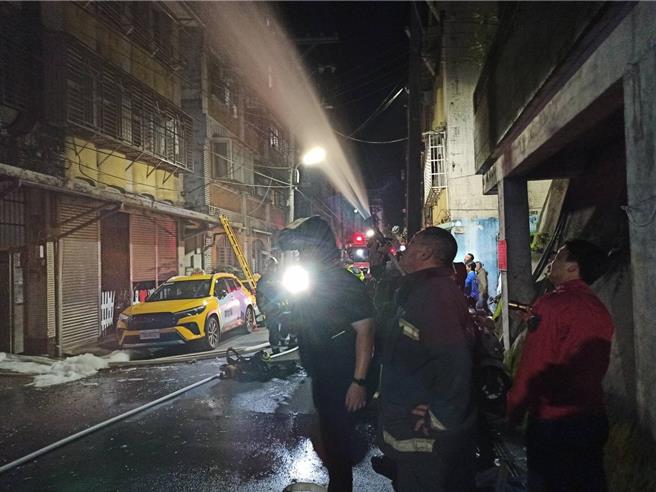 13日晚間基隆市信義區一處民宅發生大火，所幸當時屋內沒人，但讓不少附近民眾很緊張。（翻攝照片／張志康基隆傳真）